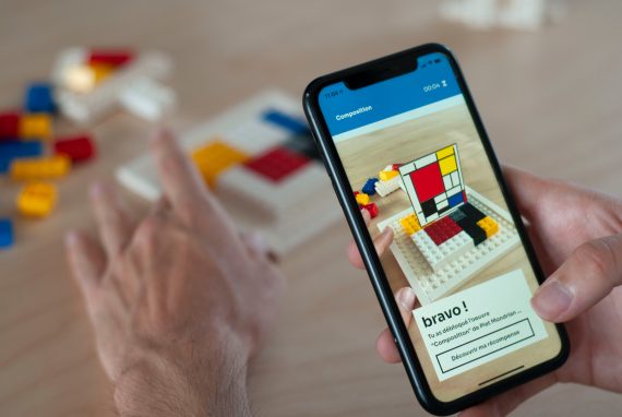 Nouvelle réalité – Developing an interest in art for children through a physico-digital experience